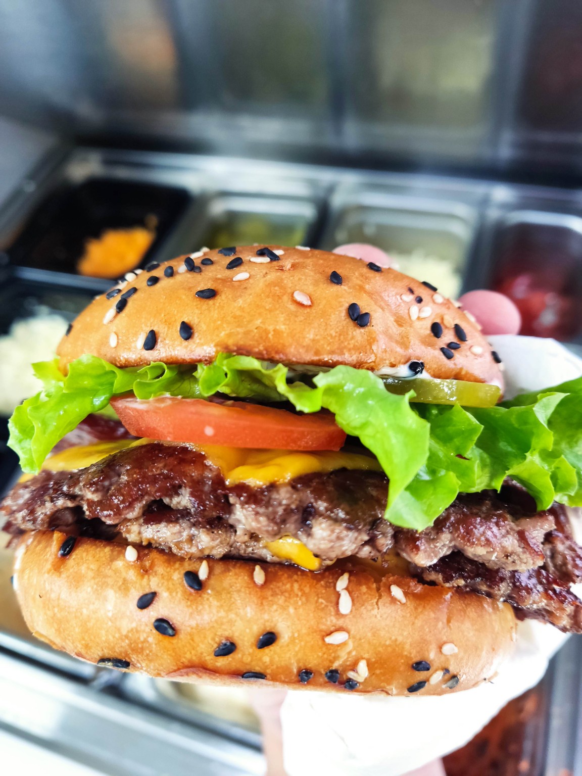 Patagón cheeseburger with lettuce and tomato